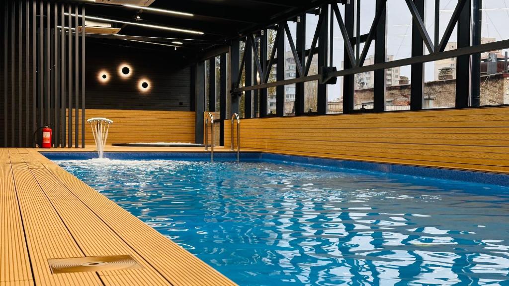 Bazén v ubytování IQ Hotel nebo v jeho okolí
