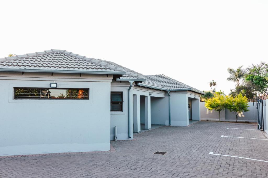 una fila di edifici bianchi con parcheggio di La Grace a Kempton Park