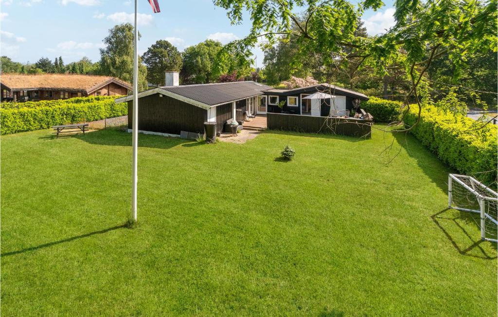 une cour avec un ballon de football dans l'herbe dans l'établissement Awesome Home In Gilleleje With Wifi, à Gilleleje
