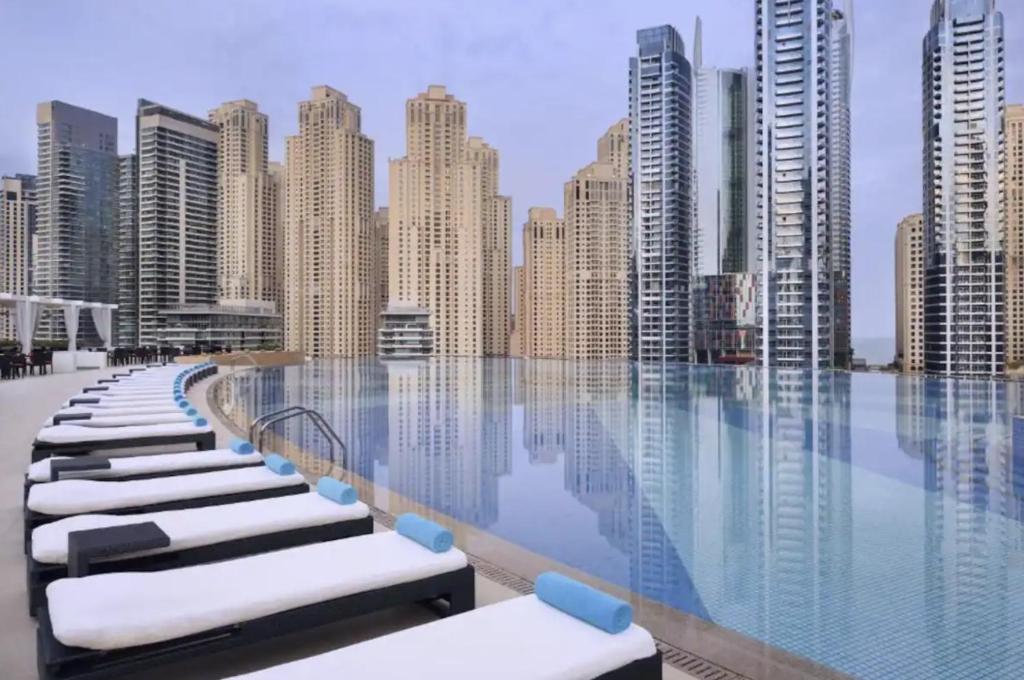 Bazén v ubytování Daniels 1BR at JW Marriott with Dubai Marina View nebo v jeho okolí