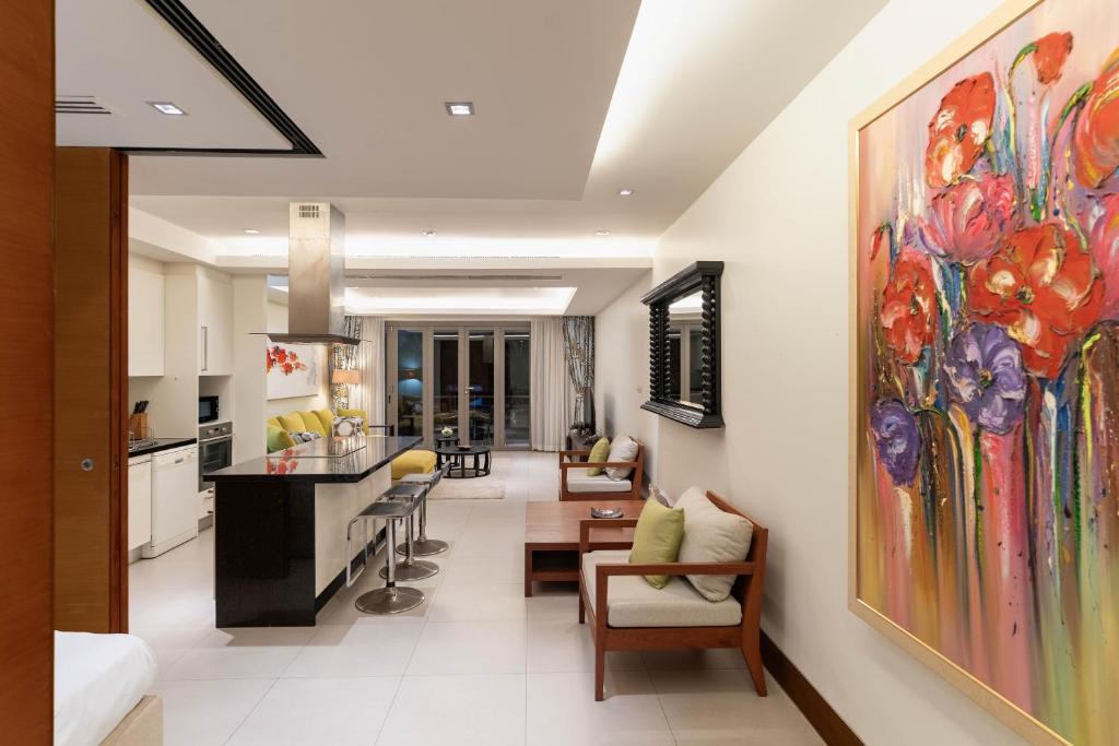 Posezení v ubytování Beachfront luxury 2 bdr apartment by InDreams, Naithon Beach (говорим по русски)