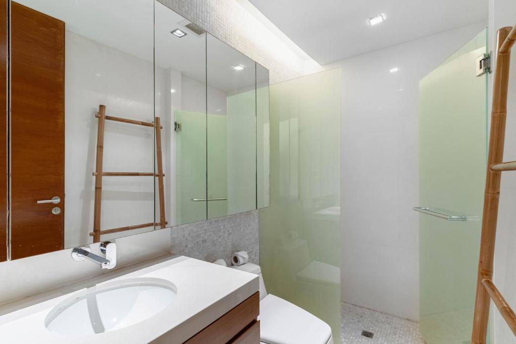 Koupelna v ubytování Beachfront luxury 2 bdr apartment by InDreams, Naithon Beach (говорим по русски)