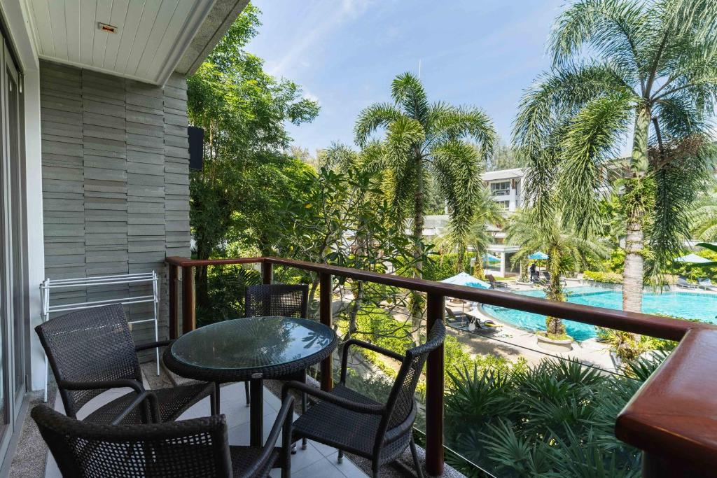 Bazén v ubytování Beachfront luxury 2 bdr apartment by InDreams, Naithon Beach (говорим по русски) nebo v jeho okolí