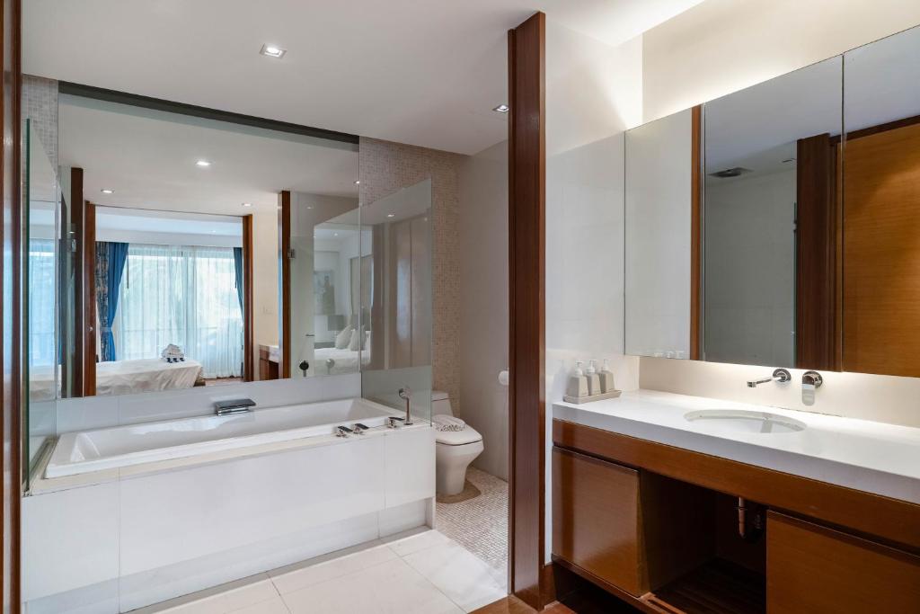 Koupelna v ubytování Beachfront luxury 2 bdr apartment by InDreams, Naithon Beach (говорим по русски)