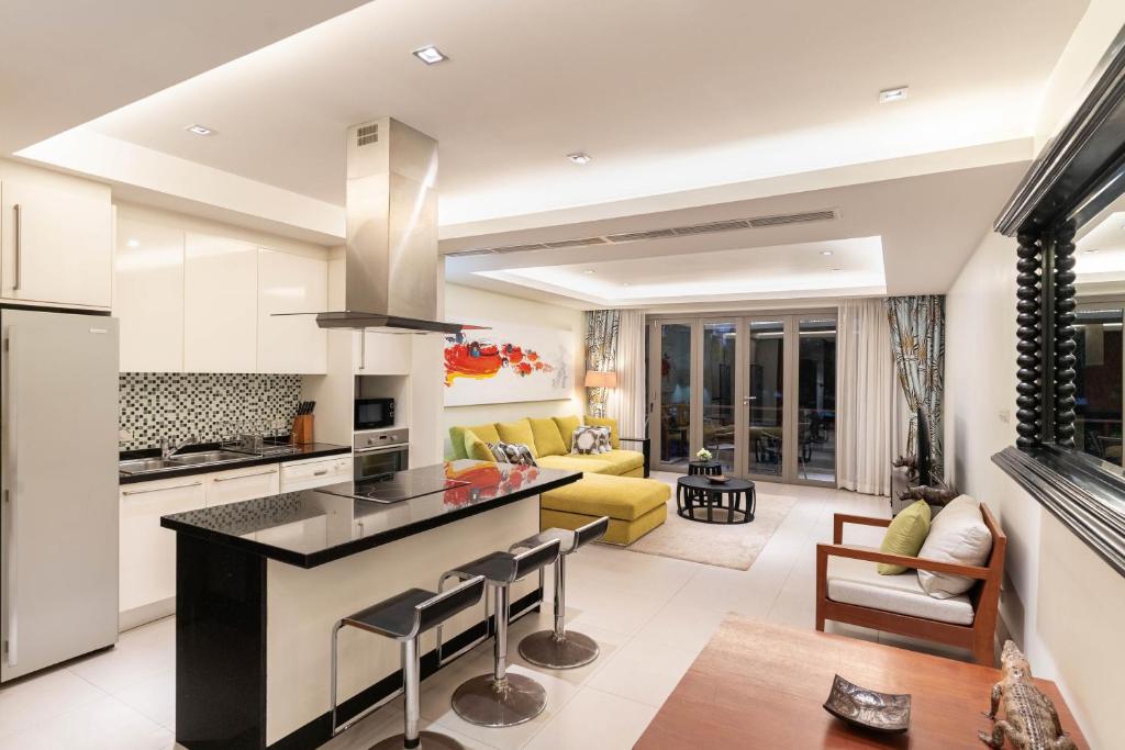 Kuchyň nebo kuchyňský kout v ubytování Beachfront luxury 2 bdr apartment by InDreams, Naithon Beach (говорим по русски)