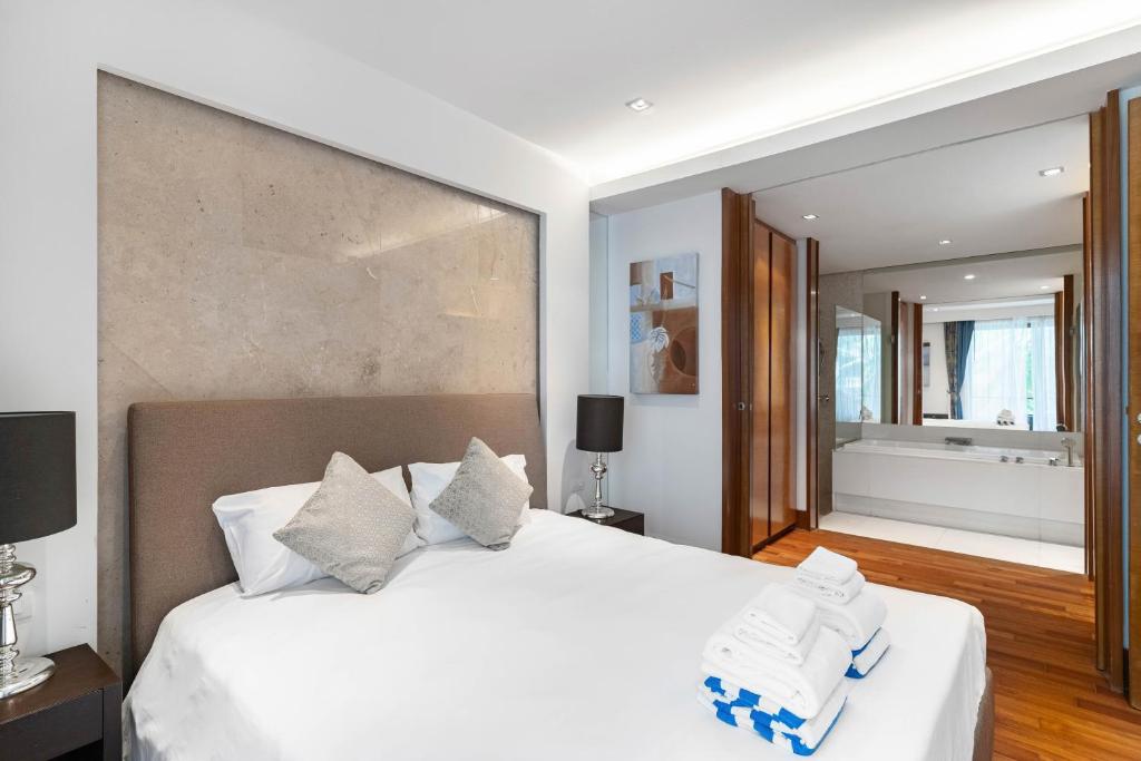 Postel nebo postele na pokoji v ubytování Beachfront luxury 2 bdr apartment by InDreams, Naithon Beach (говорим по русски)