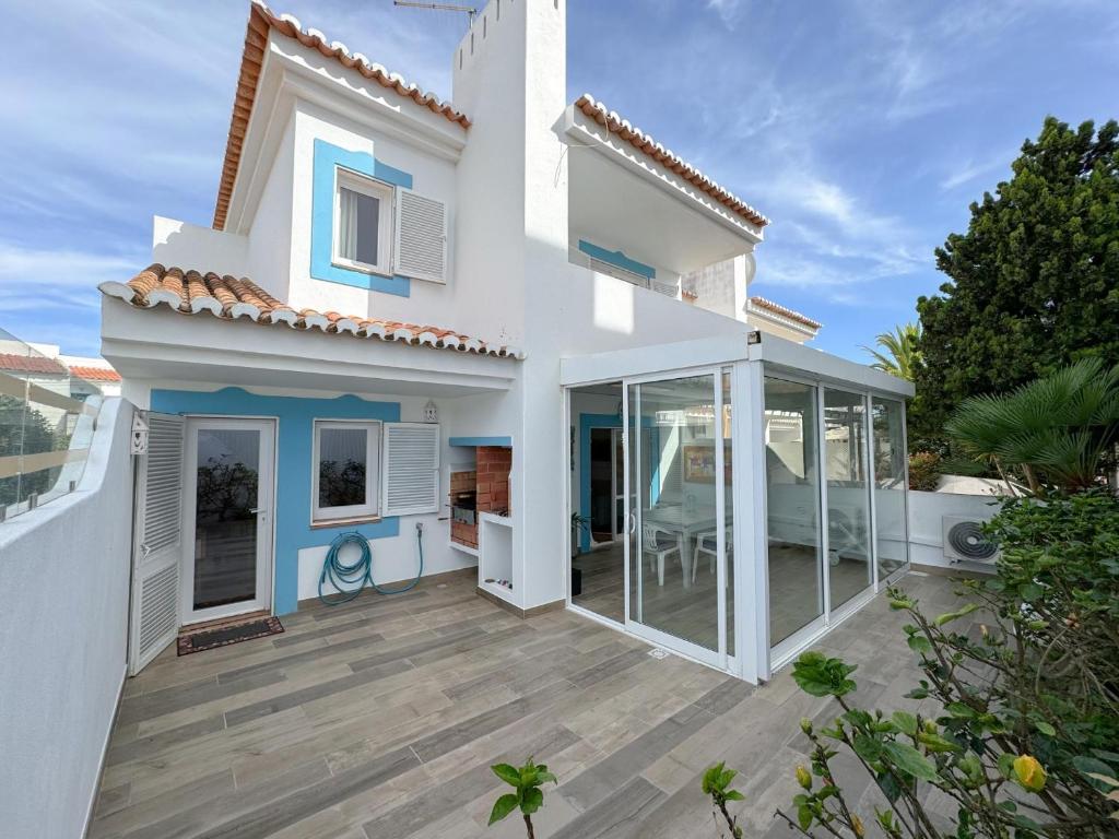 Casa com 2 suítes e terraço a passos do Mar #1958