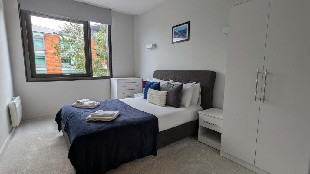 Postel nebo postele na pokoji v ubytování Modern 1 Bed Apt Bracknell- with parking