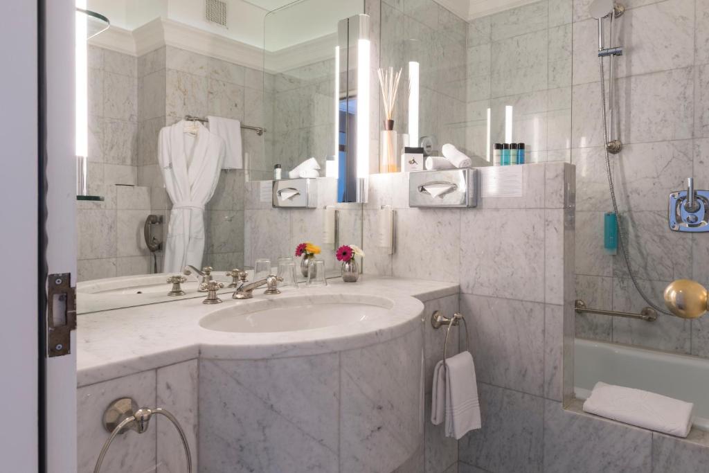 Koupelna v ubytování Hotel Schweizerhof St. Moritz