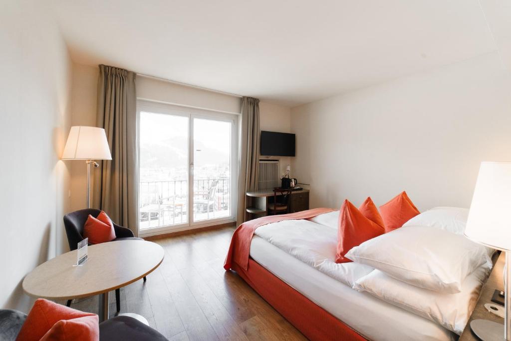 Postel nebo postele na pokoji v ubytování Hotel Schweizerhof St. Moritz