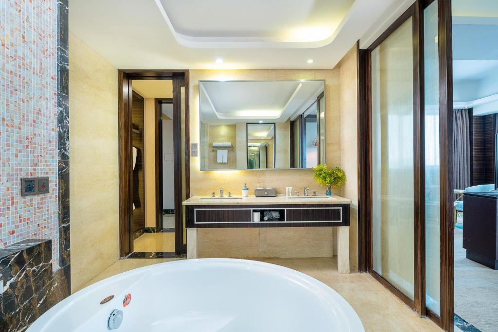 Postel nebo postele na pokoji v ubytování Dongguan Kai Benli International Hotel