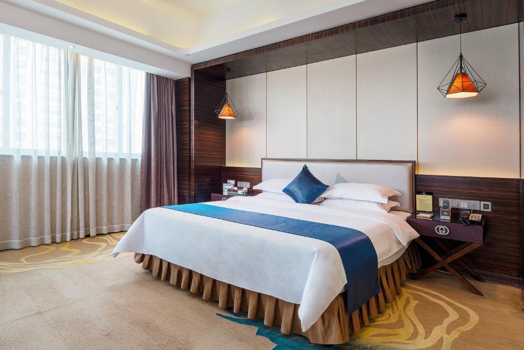 Postel nebo postele na pokoji v ubytování Dongguan Kai Benli International Hotel