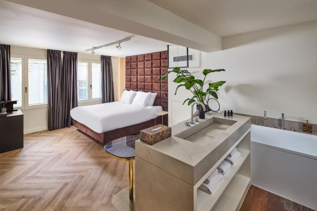 een hotelkamer met een bed en een wastafel bij Boutique Hotel DARQ in Maastricht