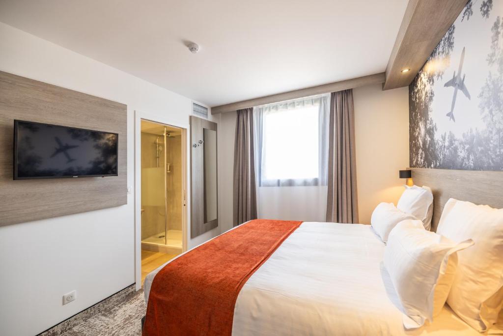 Postel nebo postele na pokoji v ubytování Best Western Saint Exupéry Eysines - Bordeaux Ouest