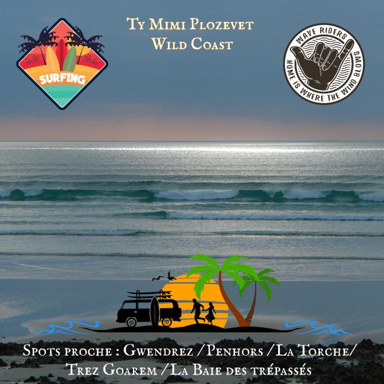 un flyer avec une voiture sur une plage avec l'océan dans l'établissement Ty Mimi, à Plozévet