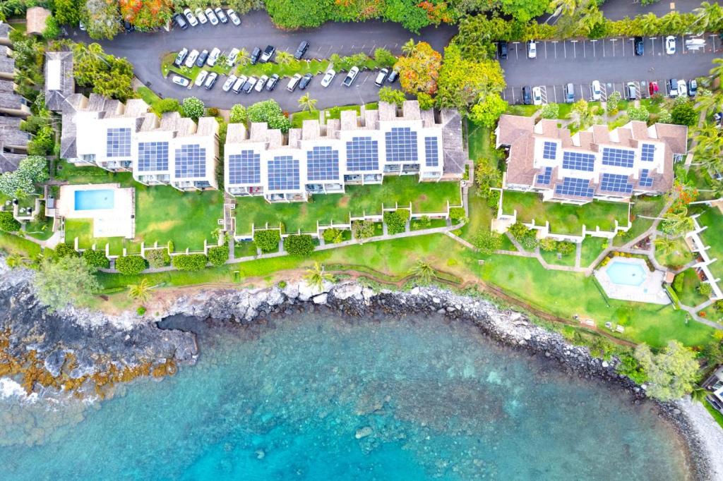 卡普鲁亚KBM Resorts FREE CAR Napili Point Ocean view 2-Bedroom Condo Includes Beach Gear Kids Amenities NAP-C37的海滩度假村的鸟瞰图