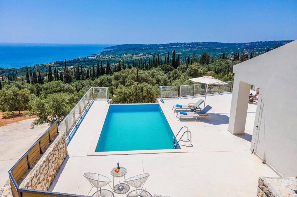 Cette villa dispose d'une piscine et offre une vue sur l'océan. dans l'établissement Villa Olive Cottage by Villa Plus, à Mousata