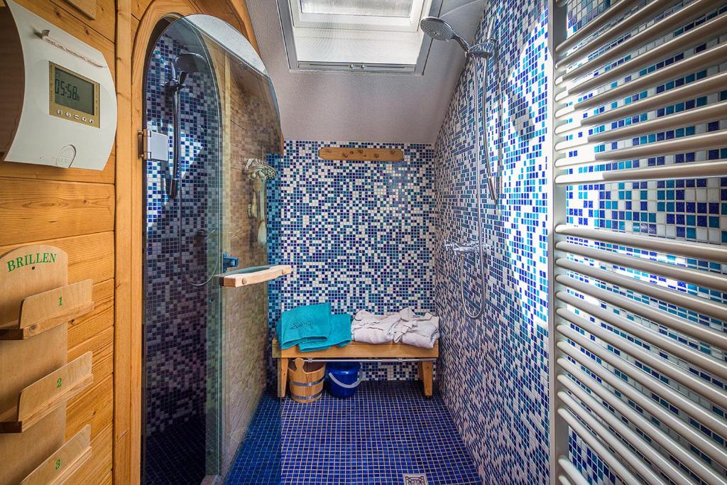 Koupelna v ubytování Elbvilla Pirna mit Sauna und Kamin mit privatem Zugang zur Elbe