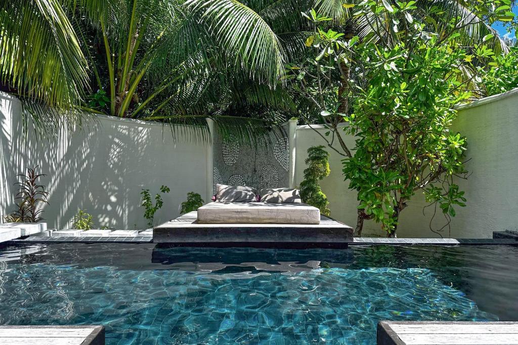 Bazén v ubytování Coco Bodu Hithi - 50 percent off shared roundtrip Speedboat for stays from 1 May to September 2025 nebo v jeho okolí