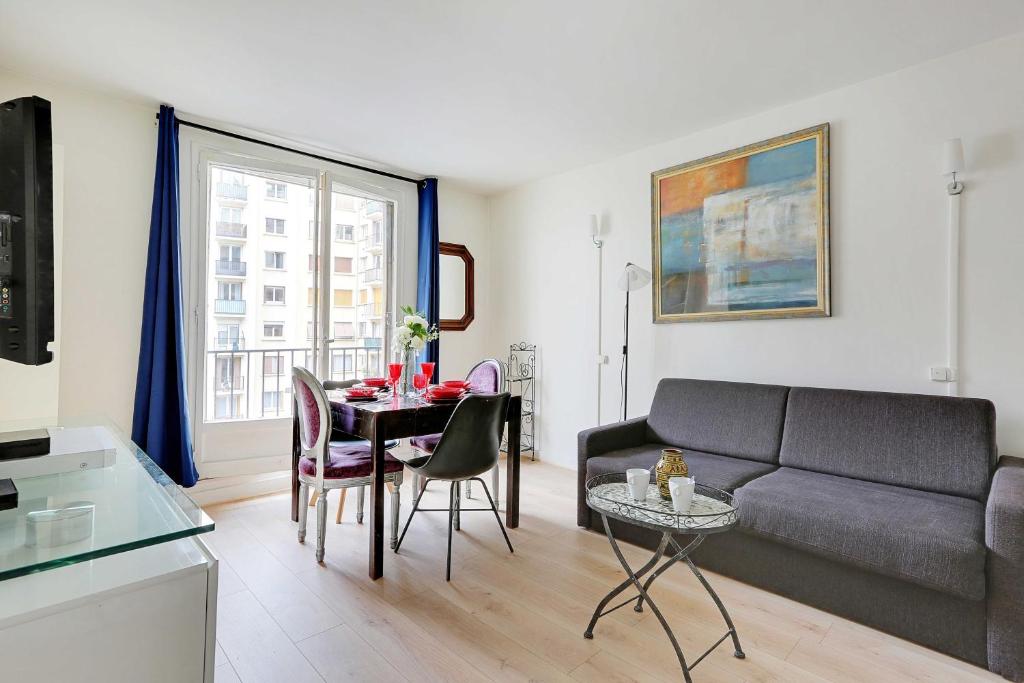 un salon avec un canapé et une table dans l'établissement Charming apartment - 2BR-6P - Paris Expo, à Paris