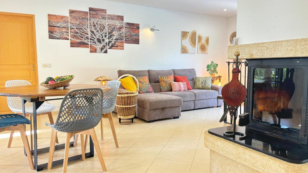 un salon avec un canapé et une table dans l'établissement villa rayons de soleil, à Magalas