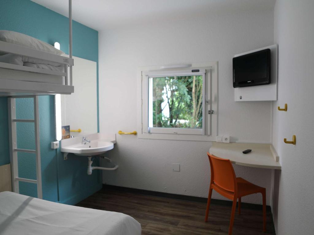 Postel nebo postele na pokoji v ubytování hotelF1 Orange Centre Echangeur A7 A9