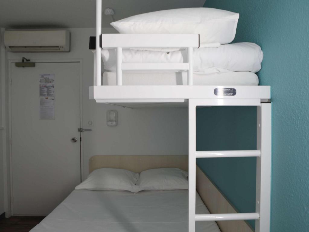 Postel nebo postele na pokoji v ubytování hotelF1 Orange Centre Echangeur A7 A9