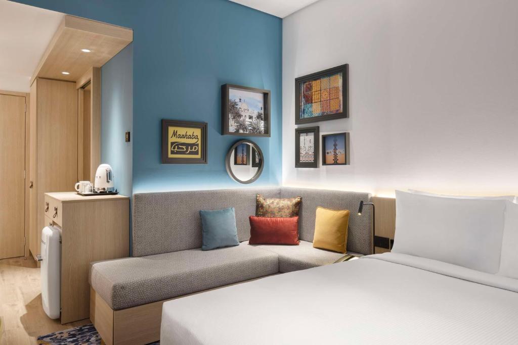 Hampton By Hilton Kuwait Salmiya - Zimmer Mit Queensize-Bett Und Schlafsofa - Nichtraucher