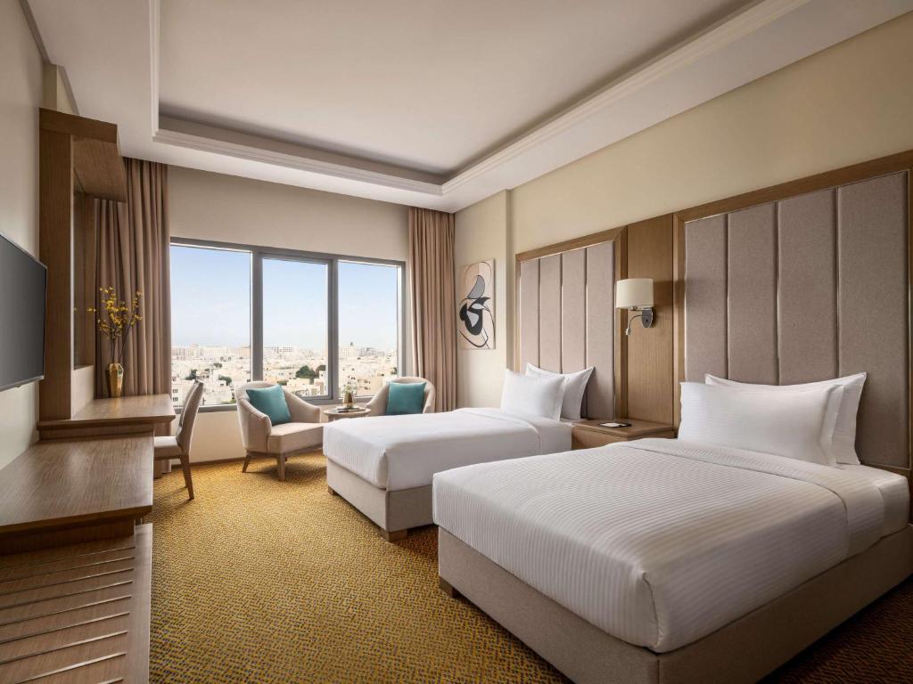 Postel nebo postele na pokoji v ubytování Mercure Muscat