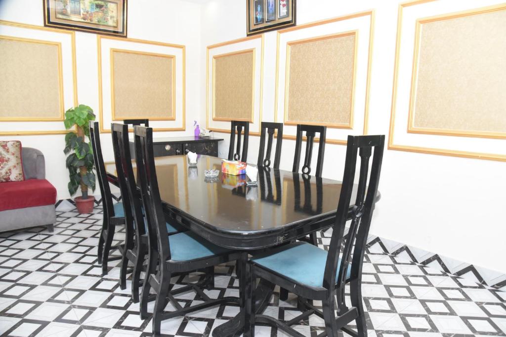 Ruang duduk di Hotel new royal palace