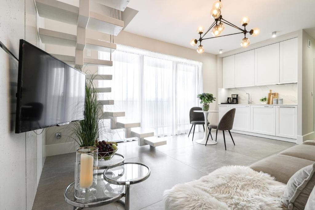 TV a/nebo společenská místnost v ubytování ApartPark by Baltic Home