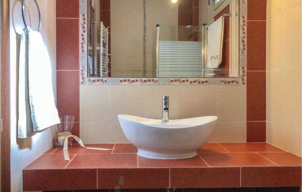 A bathroom at Amazing Home In Koroni With Jacuzzi