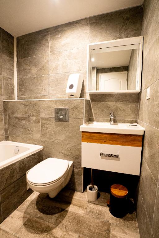 Koupelna v ubytování Breeze Hotel