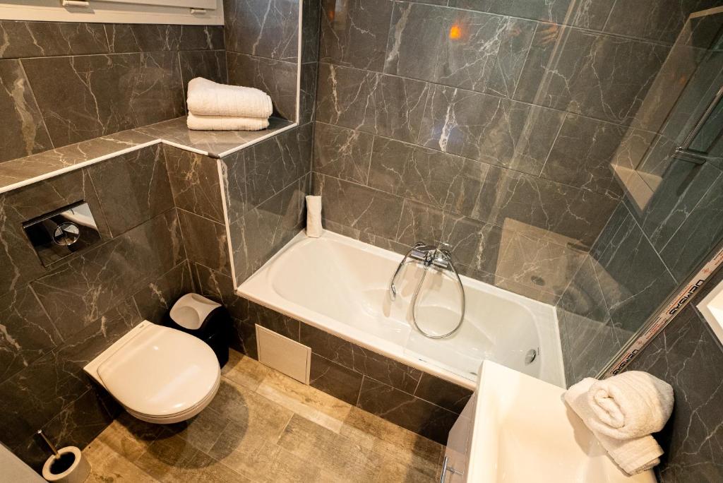 Koupelna v ubytování Breeze Hotel