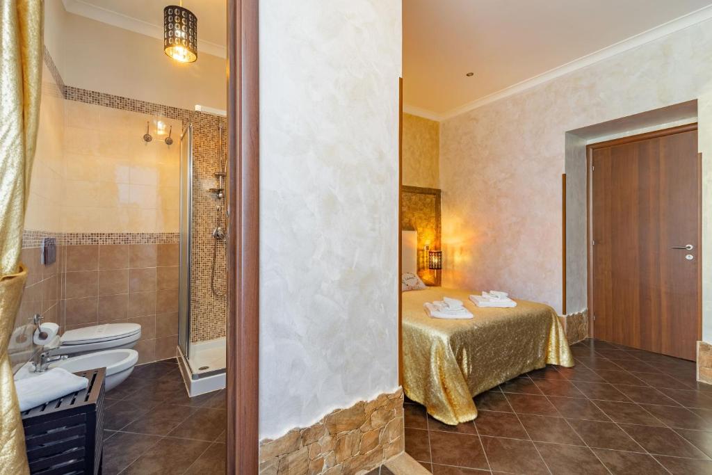 Alis Laura guest house - 150m from piazza bologna metro and 10 minutes from the Colosseum tesisinde bir banyo