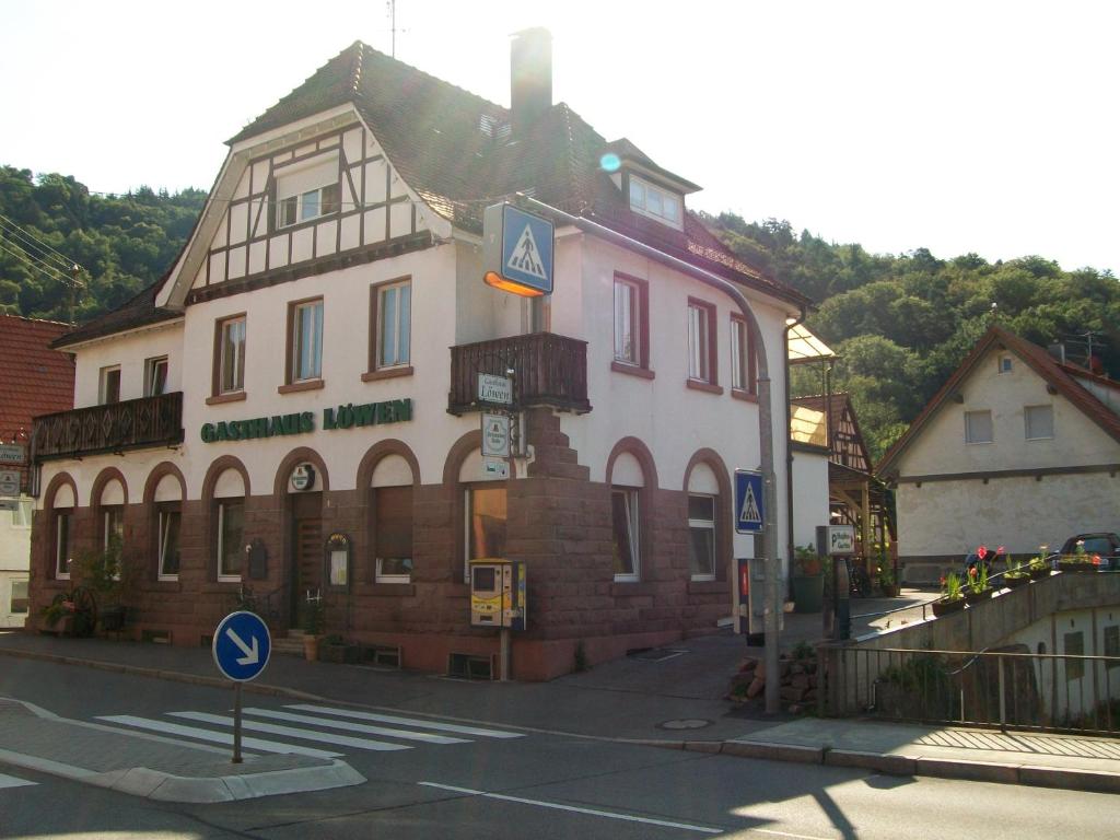 ein großes Gebäude an der Ecke einer Straße in der Unterkunft Gasthaus Löwen in Unterreichenbach