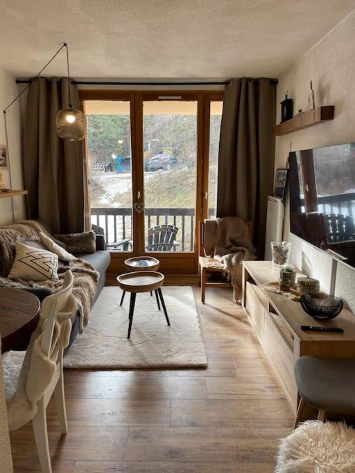 un salon avec un canapé et une table dans l'établissement Studio Auron 4 couchages, à Saint-Étienne-de-Tinée