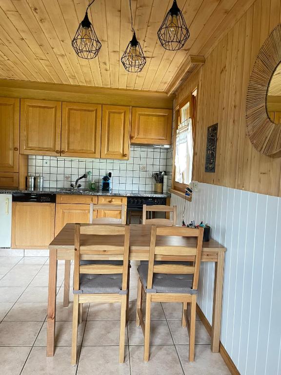 Kuchyň nebo kuchyňský kout v ubytování Appartement cosy dans chalet typique Région Diablerets Glacier 3000