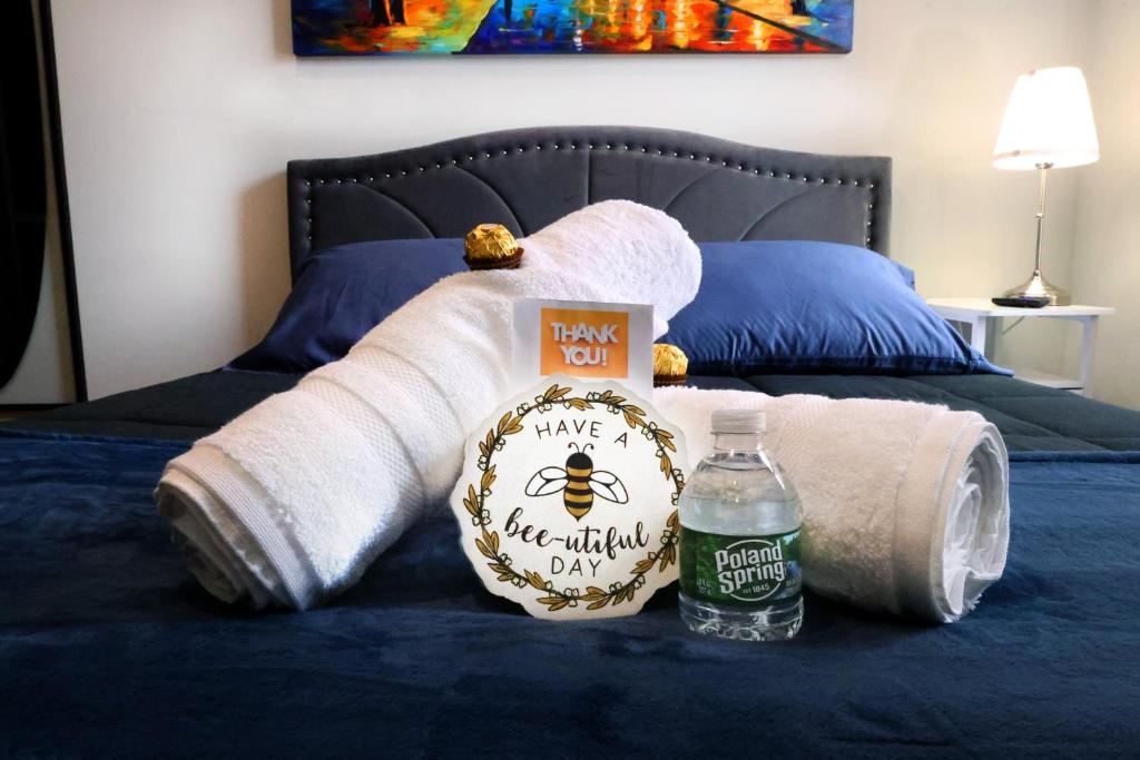 Ένα ή περισσότερα κρεβάτια σε δωμάτιο στο Bright & New Room Shared Apartment NYC Bus