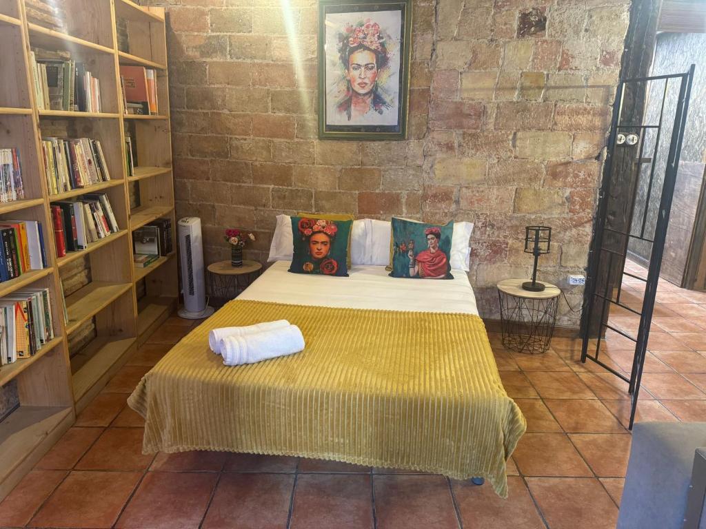 Posteľ alebo postele v izbe v ubytovaní El Rincon de Frida by Apartamentos Logrono