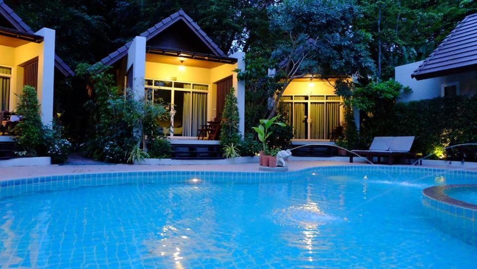 Bazén v ubytování Baan Klang Aow Beach Resort nebo v jeho okolí