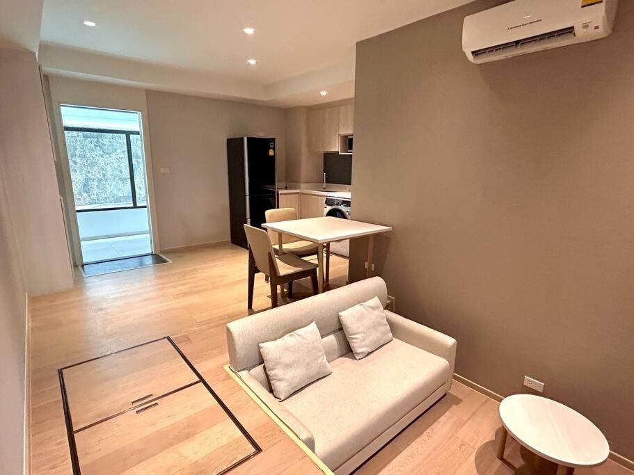 Ruang duduk di BTS Thonglor - Serene Japanese-style Haven, Onsen