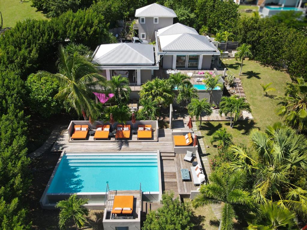 Bazén v ubytování Jardin d'O résidence naturiste couples only nebo v jeho okolí