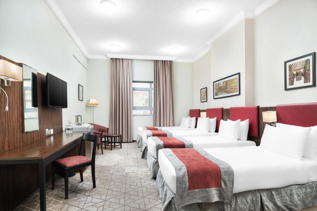 Postel nebo postele na pokoji v ubytování Elaf Bakkah Hotel