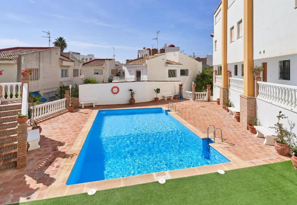 ein Pool im Hinterhof eines Hauses in der Unterkunft Apartamento Alcazar in Almuñécar