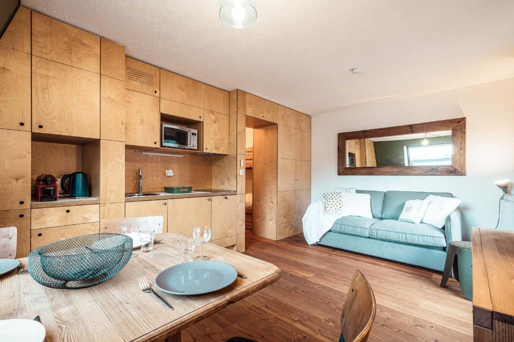 un salon avec une table et un canapé dans l'établissement Vertice - Center Chamonix Mont-Blanc View, à Chamonix-Mont-Blanc