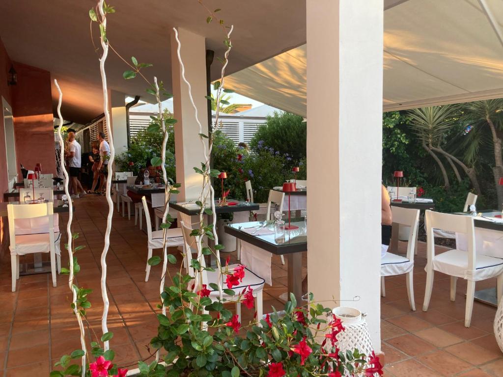 Restaurace v ubytování Cala Rosa Club Hotel