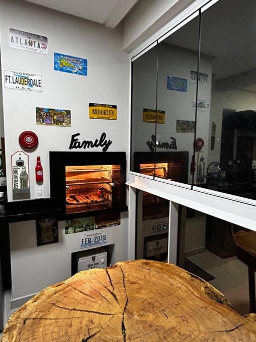 a room with a store with a fire oven at Apto em Palmas, 02 quartos, sendo 01 suíte in Governador Celso Ramos