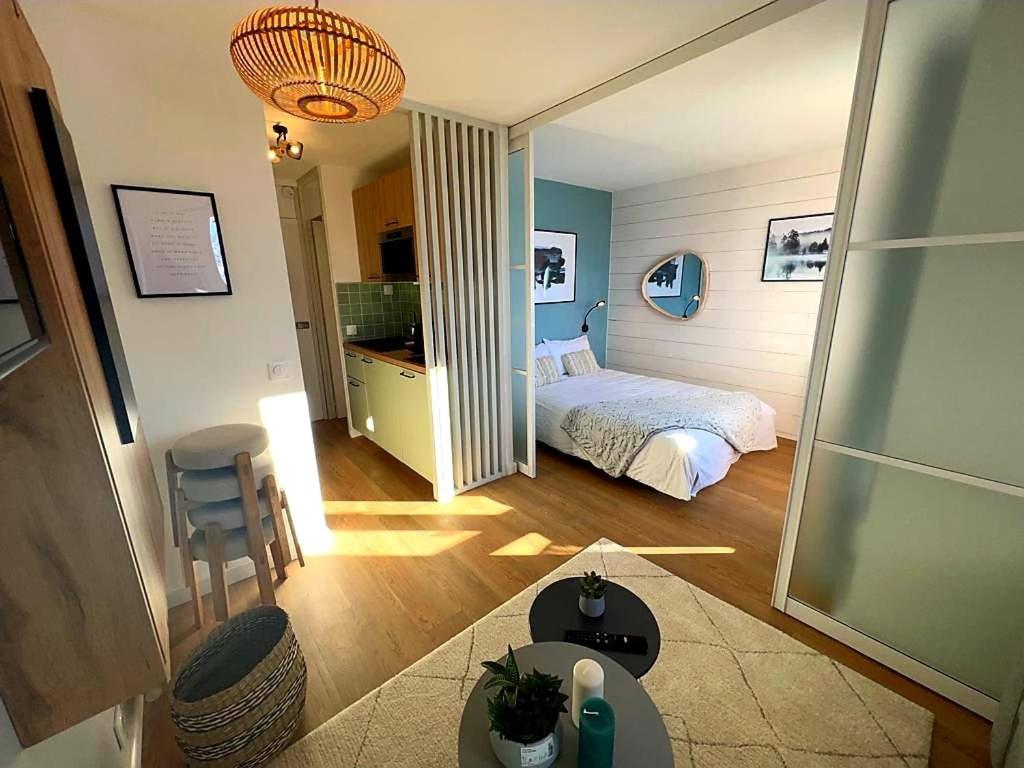 une petite chambre avec un lit et un miroir dans l'établissement L'Edelweiss, 2050m La Plagne, F2 Haut de gamme, à La Plagne Tarentaise