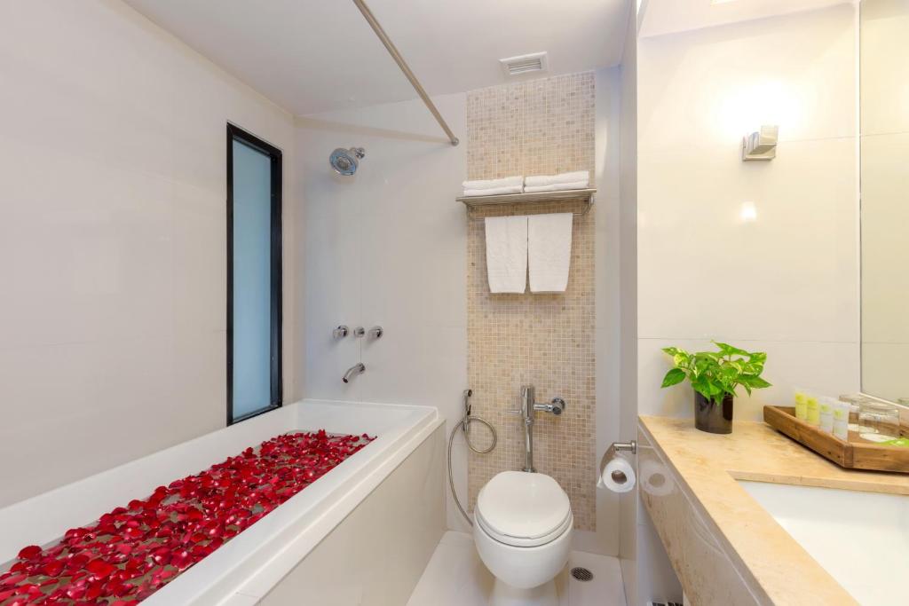 Andaman Embrace Patong, Phuket - Resim 39